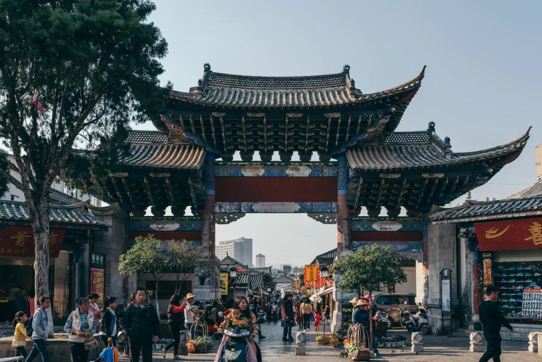 住民國(guó)私家庭院，坐復(fù)古小火車(chē)，逛寶藏村落這周末我們?nèi)ソㄋ珊? /></a>
                            </div>
                            <div   id=